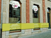 Enseigne en bas de vitrine + logo fraisé collé sur vitrine