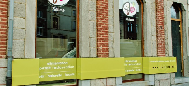 Enseigne en bas de vitrine + logo fraisé collé sur vitrine